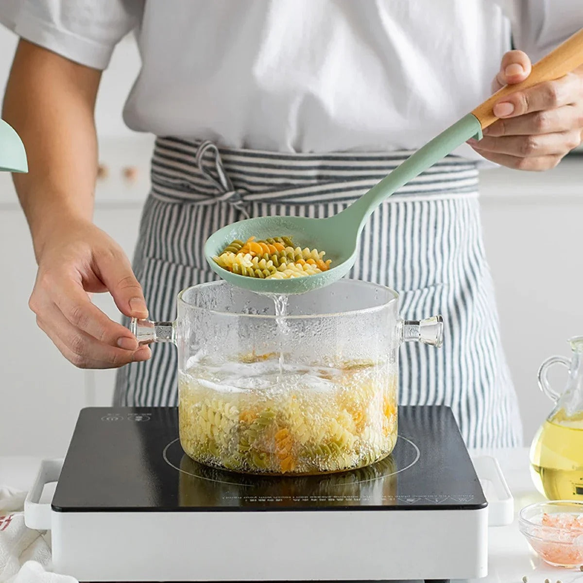 Ustensiles de cuisine en silicone 6 pièces - Résistants à la chaleur utilisés pour mélanger des pâtes sur une plaque de cuisson
