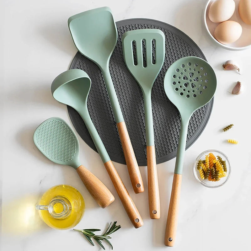 Ustensiles de cuisine en silicone 6 pièces - Résistants à la chaleur sur un plan de travail moderne