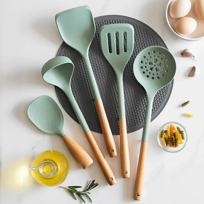 Ustensiles de cuisine en silicone 6 pièces - Résistants à la chaleur sur un plan de travail moderne