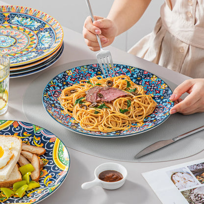 Service de table MALACASA en porcelaine avec assiettes colorées et spaghetti savoureux sur la table