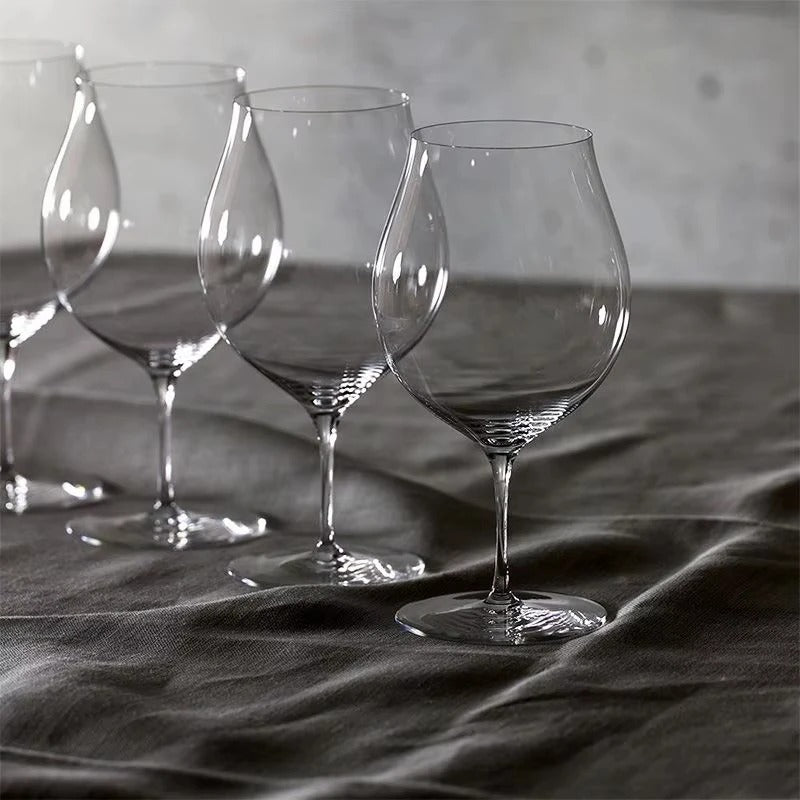 Ensemble de verres à vin en cristal ultra-fin fait main 430 ml sur une table en tissu