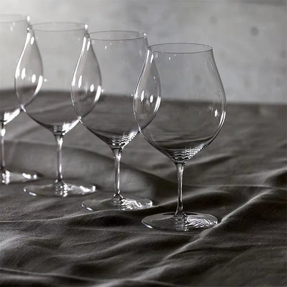 Ensemble de verres à vin en cristal ultra-fin fait main 430 ml sur une table en tissu