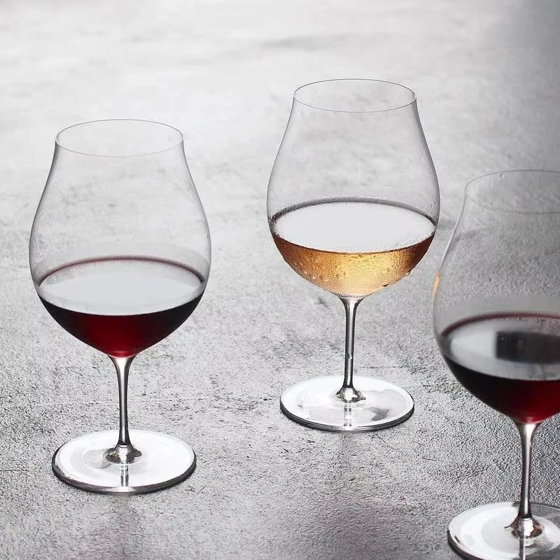 Trois verres à vin en cristal ultra-fin fait main 430 ml sur une surface grise, parfaits pour servir du vin