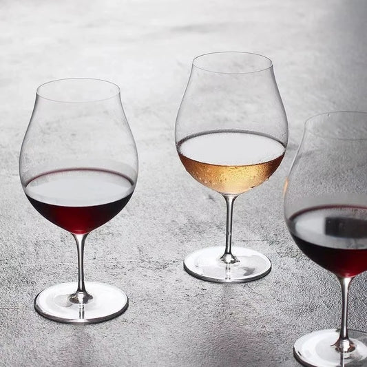 Trois verres à vin en cristal ultra-fin fait main 430 ml sur une surface grise, parfaits pour servir du vin