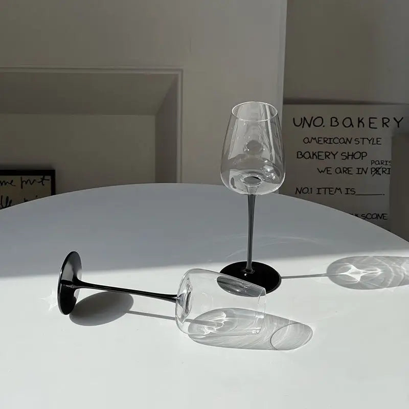Verre à Vin Rouge Pinot Noir en Cristal Fin sur une table blanche avec des reflets élégants