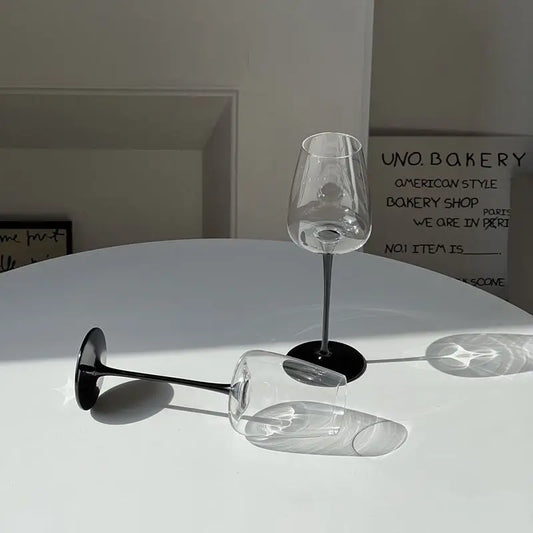 Verre à Vin Rouge Pinot Noir en Cristal Fin sur une table blanche avec des reflets élégants