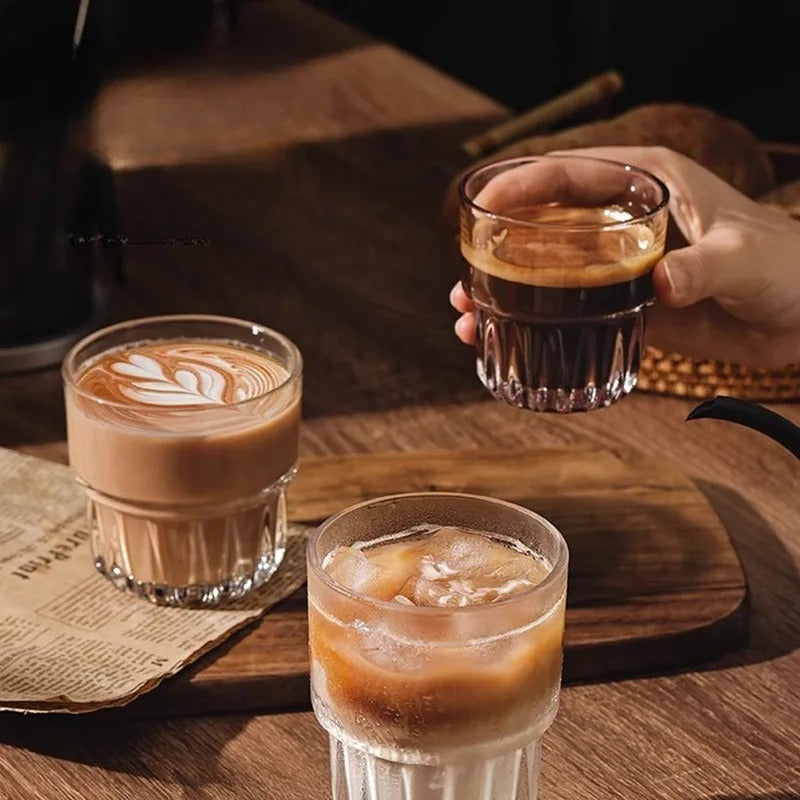 Verres à eau striés – Lot de 2 sur une table en bois, parfaits pour boissons chaudes et froides