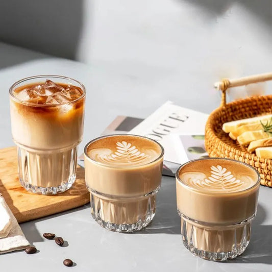 Verres à eau striés – Lot de 2 avec boissons glacées et chaudes sur une table élégante