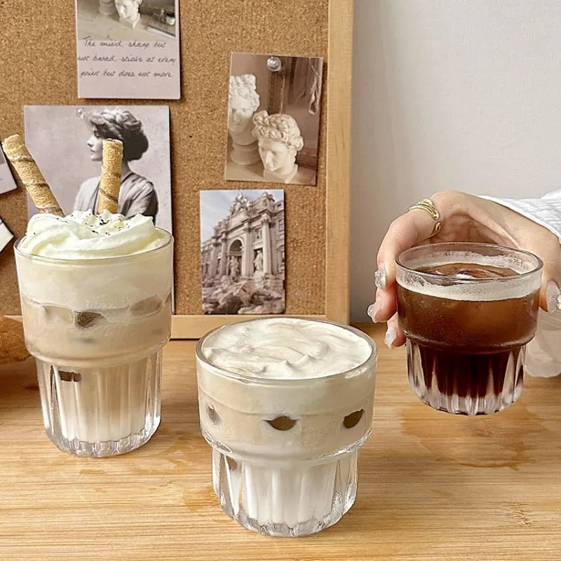 Verres à eau striés – Lot de 2 avec boissons glacées et crèmes sur une table en bois