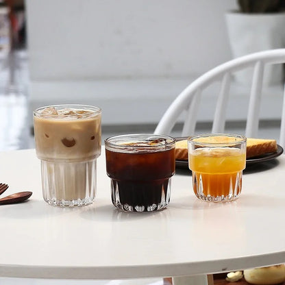 Verres à eau striés – Lot de 2 sur une table avec différentes boissons froides