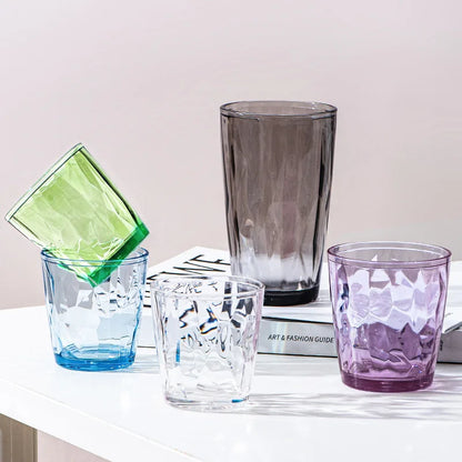 Ensemble de Verres à Table en Verre Transparent – Réutilisables & Éco de différentes couleurs sur une table blanche