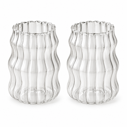 Lot de 2 verres ondulés transparents avec un design élégant et moderne pour servir vos boissons