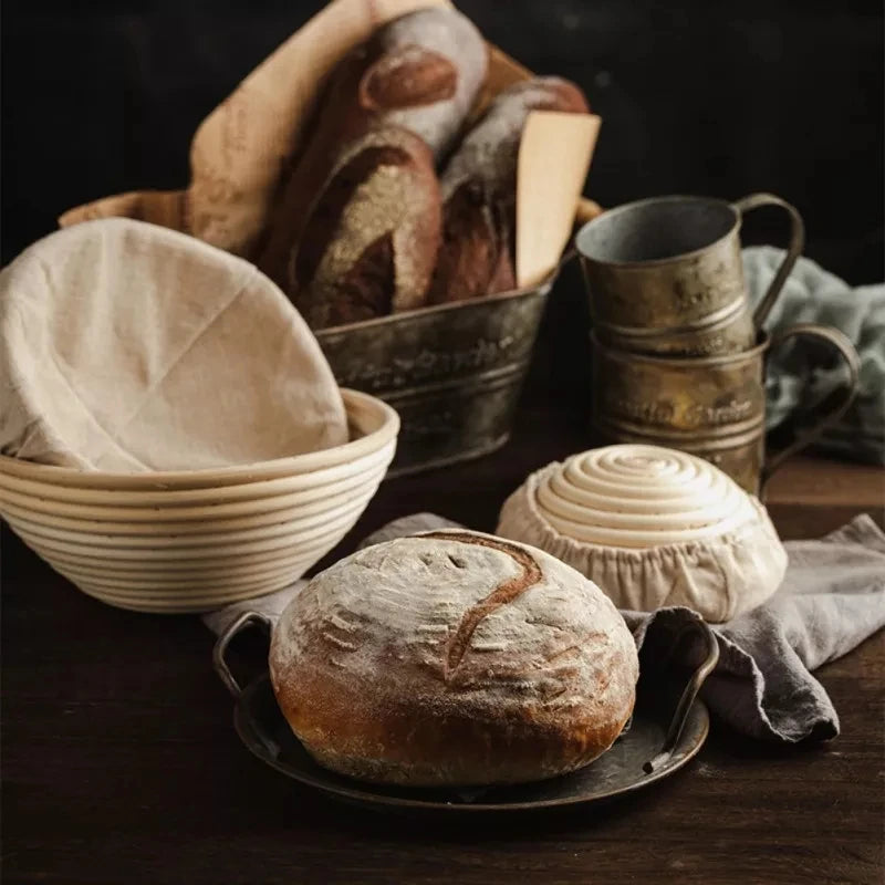 Panier Fermentation en Rotin Naturel pour Pain avec Pain Cuit et Ustensiles à Côté