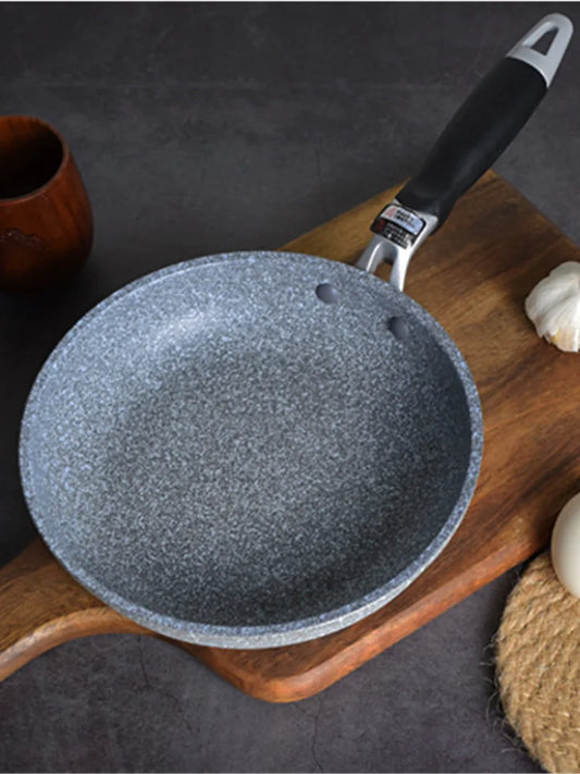 Wok antiadhésif en pierre 24/28 cm – Tous feux induction avec poignée ergonomique sur planche en bois