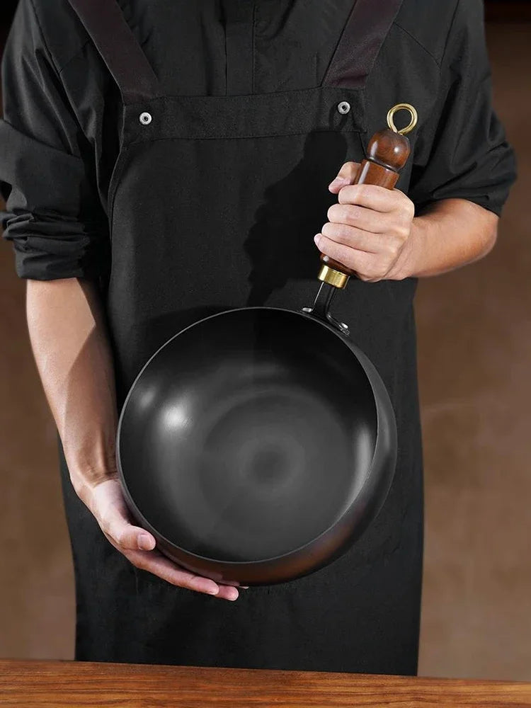 Wok en Fer Forgé 24/28 cm – Antiadhésif Naturel, Induction avec un manche en bois pour une cuisine pratique
