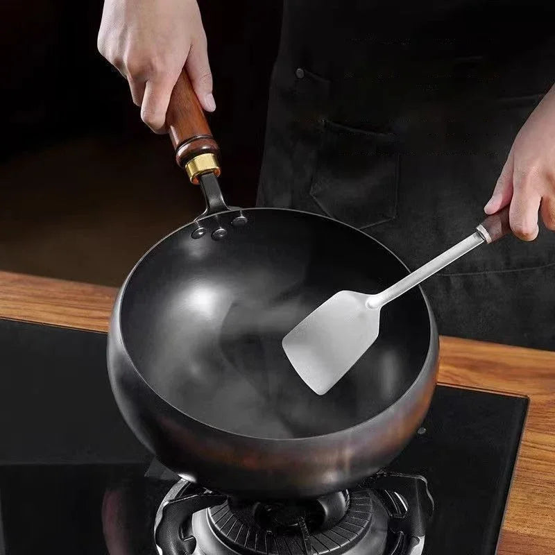 Wok en Fer Forgé 24/28 cm – Antiadhésif Naturel, Induction sur une plaque de cuisson avec une spatule en métal