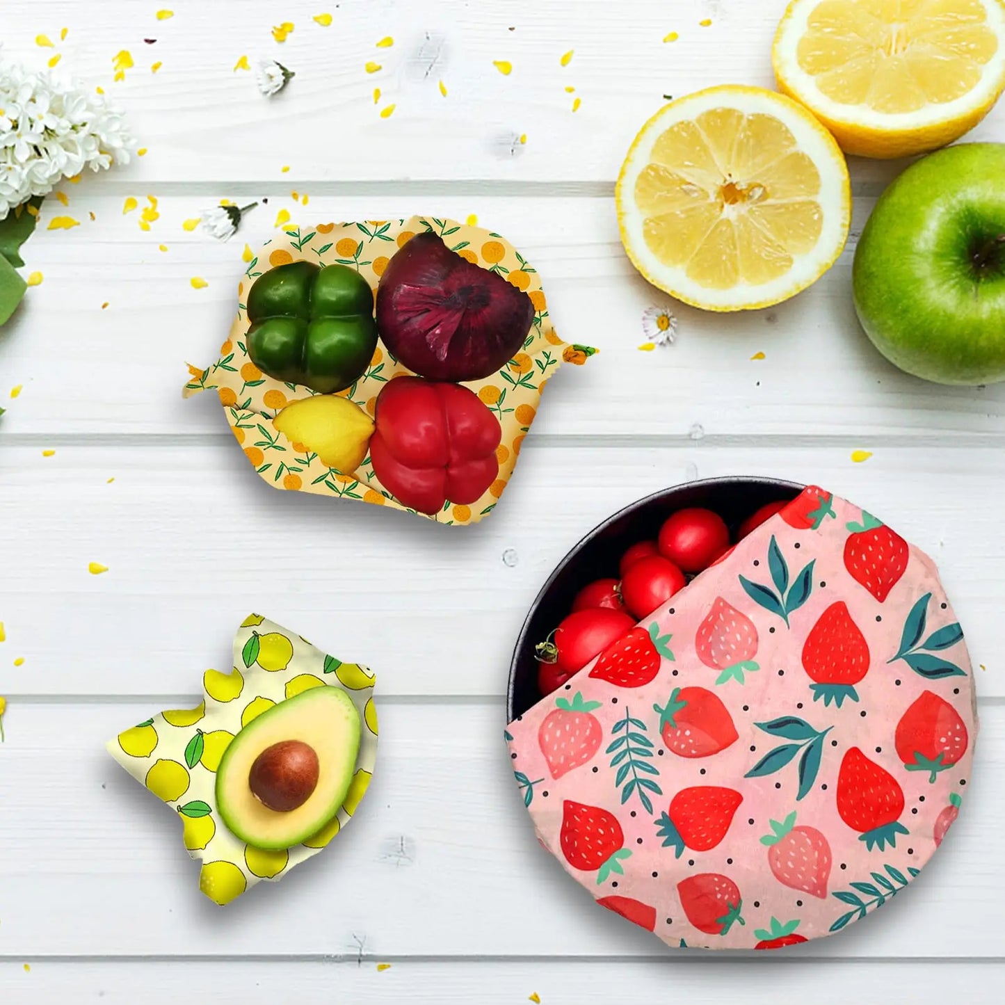 Wrap Alimentaire en Cire d’Abeille – Zéro Déchet avec motifs fruits protège légumes et bol de tomates cerises