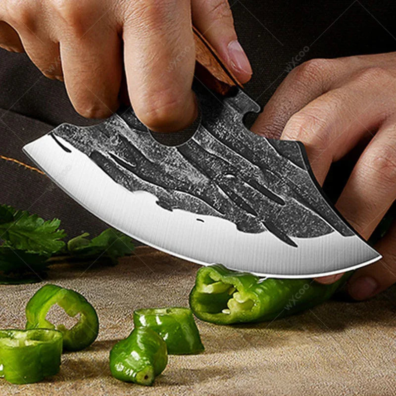 Couteau de Cuisine Multifonction – Désossage, Tranchage, Viande & Poisson – Inox en utilisation avec des légumes frais