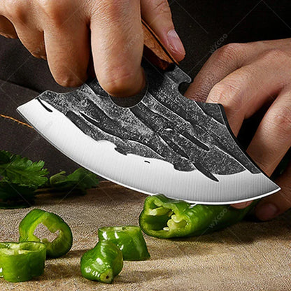 Couteau de Cuisine Multifonction – Désossage, Tranchage, Viande & Poisson – Inox en utilisation avec des légumes frais