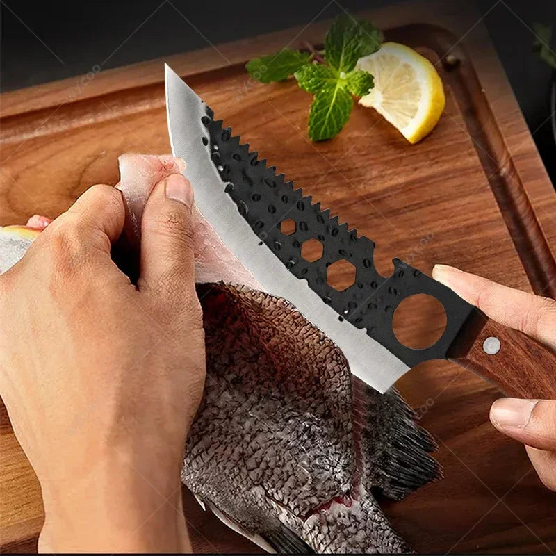 Couteau de Cuisine Multifonction – Désossage, Tranchage, Viande & Poisson – Inox en action sur un poisson