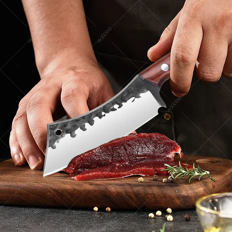 Chef utilisant un Couteau de Cuisine Multifonction – Désossage, Tranchage, Viande & Poisson – Inox pour préparer de la viande