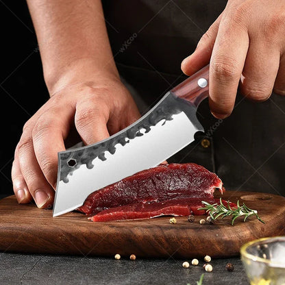 Chef utilisant un Couteau de Cuisine Multifonction – Désossage, Tranchage, Viande & Poisson – Inox pour préparer de la viande